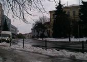 Zleva MěÚ Třebíč, bazar Baltazar a Gymnázium