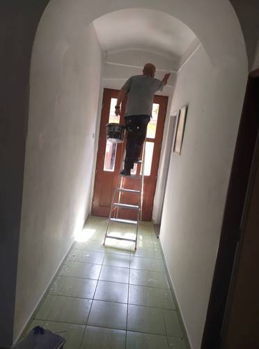 Malování za pomoci vězňů 