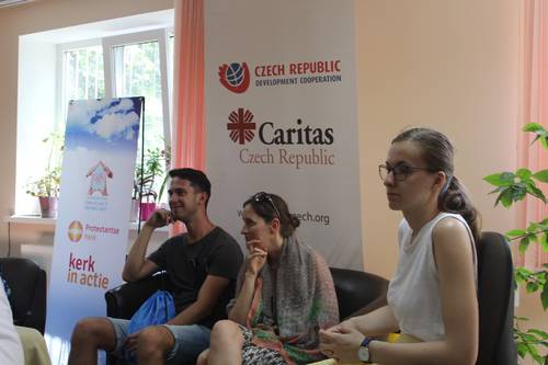 Diskuze mezi studenty KRES UP a pracovnicemi Charity CR
