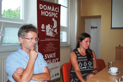 Senátor M. Vystrčil a ředitelka Sdílení o.p.s. M. Čeřovská